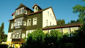 un gran edificio verde y blanco con un gambrel en Villa Lydia, en Kurort Altenberg