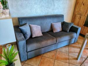 un divano marrone con tre cuscini sopra in una stanza di Matty's Home - Center - SEA View - FREE PARKING - Strategic area a Sanremo