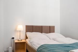 Postel nebo postele na pokoji v ubytování EasyStay 2BR Apt. connect with the whole City