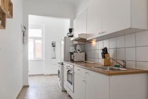 Kuchyň nebo kuchyňský kout v ubytování EasyStay 2BR Apt. connect with the whole City