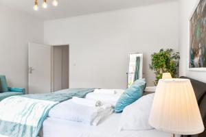 Postel nebo postele na pokoji v ubytování EasyStay 2BR Apt. connect with the whole City
