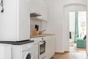 Kuchyň nebo kuchyňský kout v ubytování EasyStay 2BR Apt. connect with the whole City