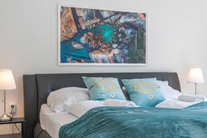 Postel nebo postele na pokoji v ubytování EasyStay 2BR Apt. connect with the whole City