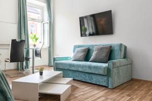 TV a/nebo společenská místnost v ubytování EasyStay 2BR Apt. connect with the whole City