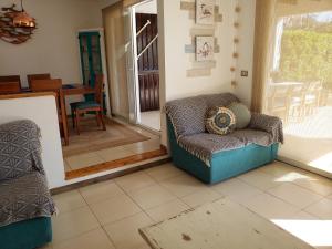 a living room with a couch and a table at Casa 9 personas Punta Puyai Papudo in Papudo