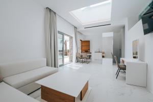 Televízia a/alebo spoločenská miestnosť v ubytovaní Arcs Suites & Residences