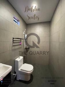 een badkamer met een wit toilet en een wastafel bij Villa The Quarry in Segamat