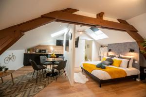 een slaapkamer met een bed en een eetkamer bij Appart-hôtel de standing avec jacuzzi privatisable en option in Périgueux