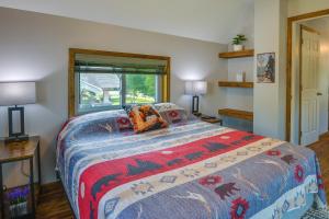 Schlafzimmer mit einem Bett und einem Fenster in der Unterkunft Upstate New York Home Near Snowmobiling and ATVing! 