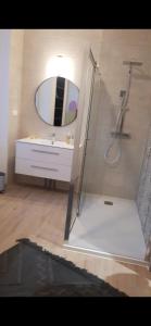 Ένα μπάνιο στο Appart-hôtel de standing avec jacuzzi privatisable en option