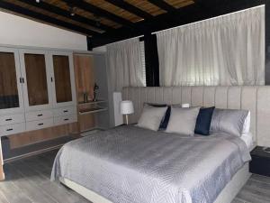 Postel nebo postele na pokoji v ubytování 1hb Terraza Jacuzzi Espectacular