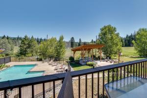 Bazén v ubytování Suncadia Resort Condo with Seasonal Pool Access! nebo v jeho okolí