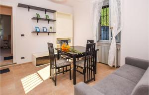 - une salle à manger avec une table, des chaises et un canapé dans l'établissement Nice Home In Monforte Dalba With Wifi, à Monforte dʼAlba