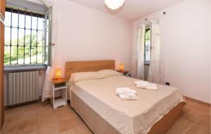 - une chambre avec un lit et 2 serviettes dans l'établissement Nice Home In Monforte Dalba With Wifi, à Monforte dʼAlba