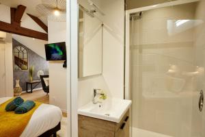 Ένα μπάνιο στο Appart-hôtel de standing avec jacuzzi privatisable en option