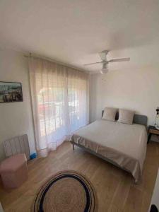 een slaapkamer met een bed, een raam en een tapijt bij Nouveau Villa vue mer, proche centre et plage in Fréjus +17 foto's