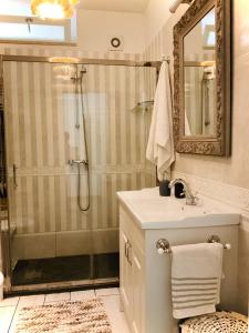 A bathroom at Residenza Gli Oleandri
