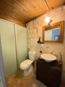 y baño con aseo, lavabo y espejo. en Dara Konagı, en Mardin