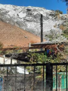 een hek met een berg op de achtergrond bij Casa Pueblo in Pisco Elqui