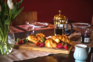uma mesa com croissants e morangos numa bandeja em Apartment Jazz - La Terrasse de Verchaix em Verchaix