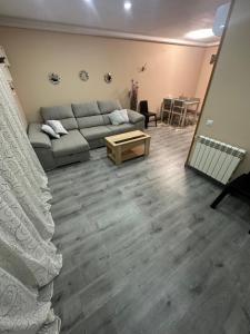 sala de estar con sofá y mesa de centro en Duplex en centro de calella en Calella