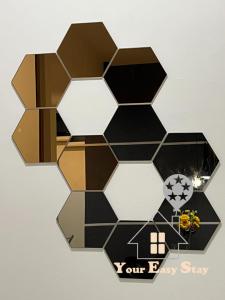 eine sechseckige Wand mit einem Fußballball darauf in der Unterkunft Luxurious Rustic Suite Conezion Botanical Garden IOI City Mall Putrajaya 5 plus 1 Paxs 3 Rooms 2 Baths in Putrajaya + 49 Fotos