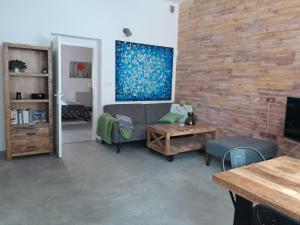 ein Wohnzimmer mit einem Sofa und einem Tisch in der Unterkunft Apartmán Maya in Pardubice