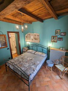 1 dormitorio con 1 cama grande en una habitación en B&B il Tartufo en Sozzi