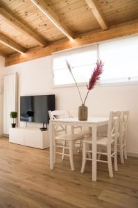 泰拉奇納的住宿－VILLA AMBROSIA 172 A，白色的用餐室配有白色的桌椅