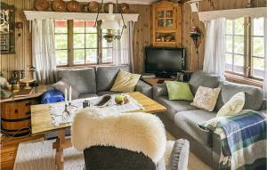 ein Wohnzimmer mit einem Sofa und einem Tisch in der Unterkunft Beautiful Home In Nissedal With House Sea View 