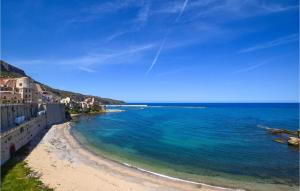 Blick auf einen Strand mit blauem Wasser und Gebäuden in der Unterkunft Amazing Home In Trappeto With Wifi in Trappeto