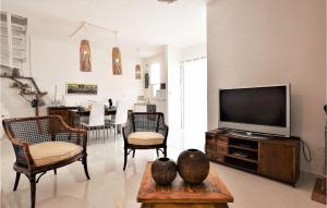 een woonkamer met een flatscreen-tv en stoelen bij Amazing Home In Trappeto With Wifi in Trappeto