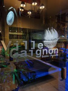 a window of a store with a sign for a ship at Pousada Villegaignon in Búzios