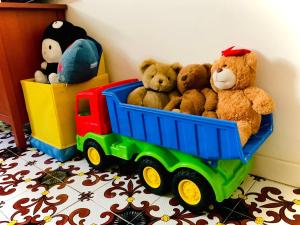 eine Gruppe ausgestopfter Teddybären in einem Spielzeugwagen in der Unterkunft Residenza Gli Oleandri in Formia