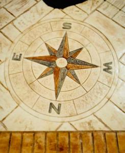 a clock on a floor with a star on it at Residenza Gli Oleandri in Formia