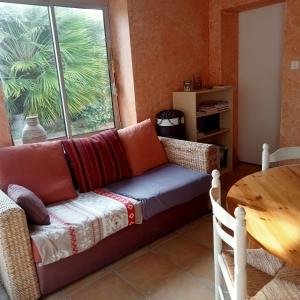 a living room with a couch and a table at Maison La Belvérine in Beauvoir-sur-Mer