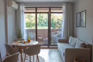 ブルガスにあるДизайнерско Студио в Модерна сграда -Молимаркс Делукс Студио Бургасのソファとテーブルのあるリビングルーム