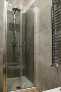 泰拉奇納的住宿－VILLA AMBROSIA 172 A，浴室里设有玻璃门淋浴