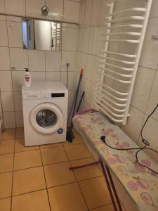 uma lavandaria com uma máquina de lavar roupa e uma máquina de lavar roupa em Grzegorzecka Room nr 5 em Cracóvia