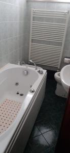 ein Bad mit einer Badewanne und einem WC in der Unterkunft Casa Smeralda in Ameglia