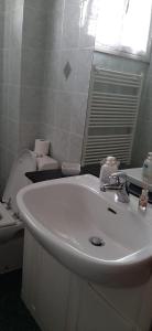 ein Badezimmer mit einem weißen Waschbecken und einem WC in der Unterkunft Casa Smeralda in Ameglia
