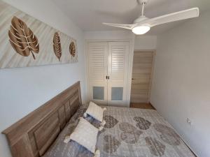 sypialnia z łóżkiem i wentylatorem sufitowym w obiekcie Bungalow Alkabir Playa w mieście El Campello +37 zdjęć