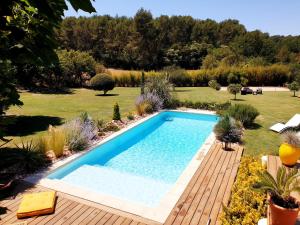 a swimming pool in the middle of a garden at Les Prairies de Fenestrelle Spa & Piscine au calme in Aubagne