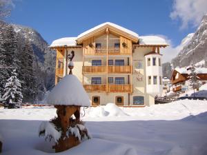 罗卡皮耶托雷苏尔伊娜夫公寓的雪覆盖的建筑,有雪覆盖的消防栓