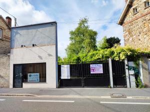 un bâtiment avec une porte munie de panneaux. dans l'établissement 4 studios - Musique en Champagne, à Châlons-en-Champagne