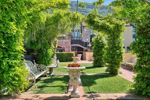 A garden outside BV Grand Hotel Assisi