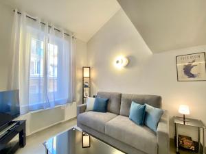 a living room with a couch and a window at Duplex Cosy au Cœur du Vieux-Nice in Nice