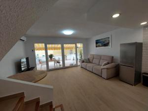 salon z kanapą i lodówką w obiekcie Bungalow Alkabir Playa w mieście El Campello