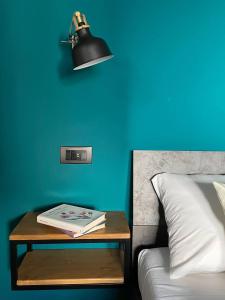 una mesa con un libro al lado de una cama en Rambling Rooms, en Campomarino