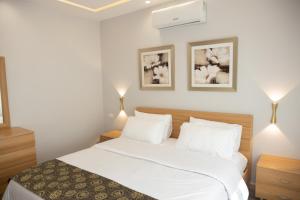 Un pat sau paturi într-o cameră la Luxury 3BR Apartment, Der Ghbar 165m2